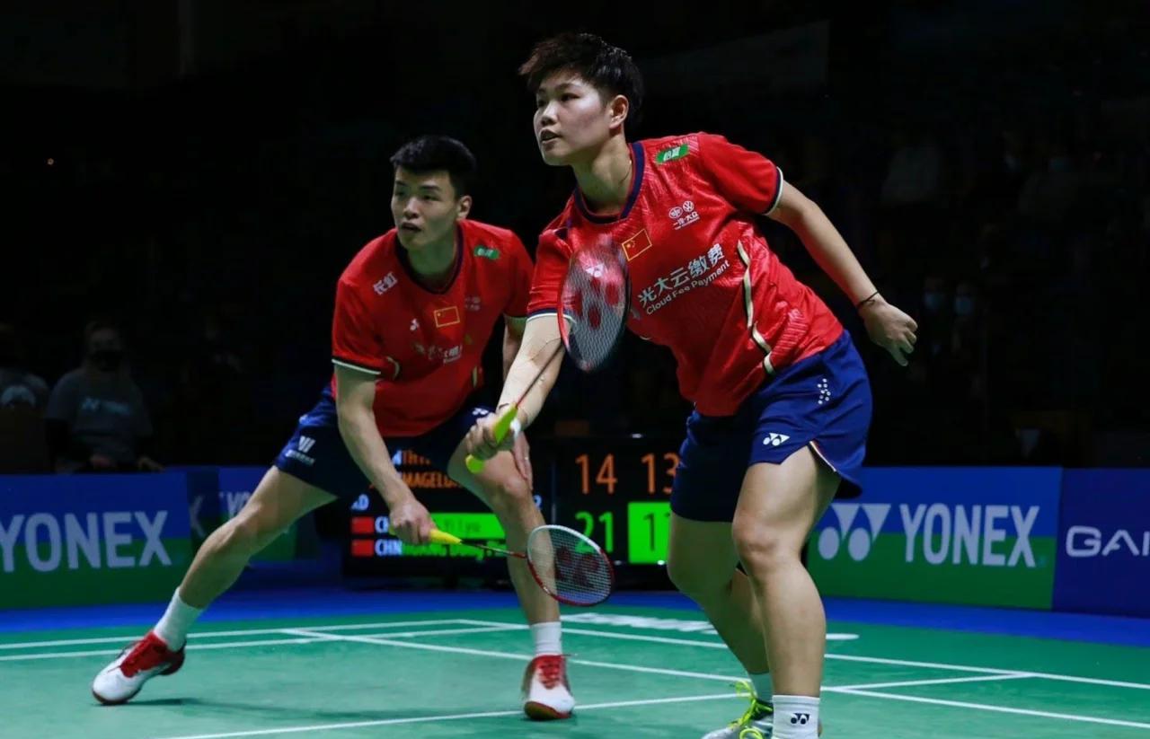 爱游戏官方-中国队险胜泰国队，黄鸭组合统治全场