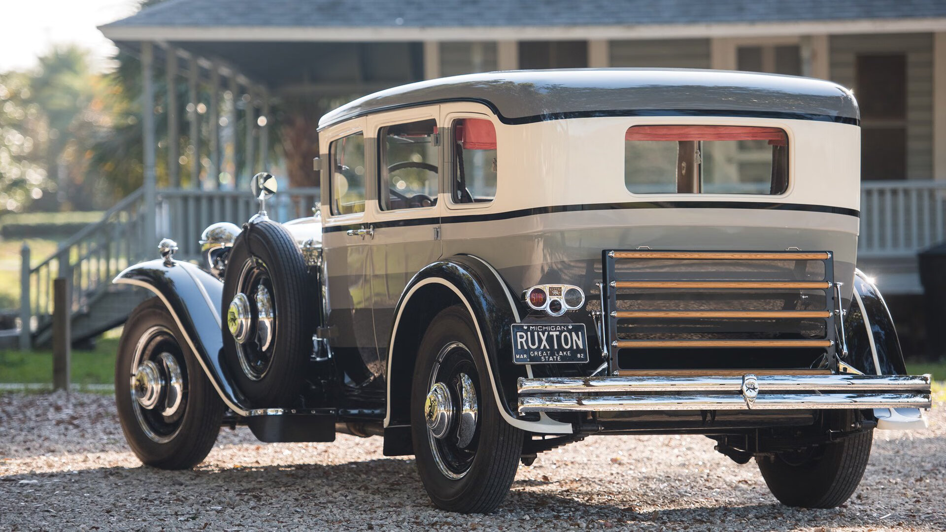 一场比赛,两条赛道,当F1冲刺圈的决绝,撞上魔术队的三重引擎轰鸣